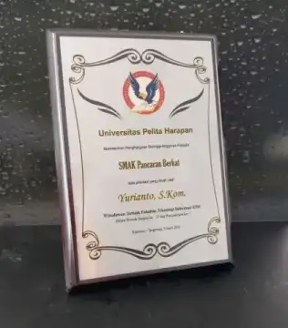 Plakat Kayu Plat Logam Universitas Pelita Harapan (UPH)